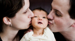 Có thể bạn chưa biết - Trẻ viêm phổi nặng vì cha mẹ thích hôn miệng