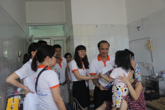 Tặng quà thiếu nhi 2015